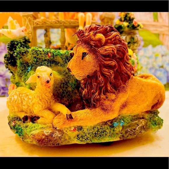 Rare Lion 🦁 And Lamb 🐑 Musical 🎶 Fountain - Picture 5 of 13
